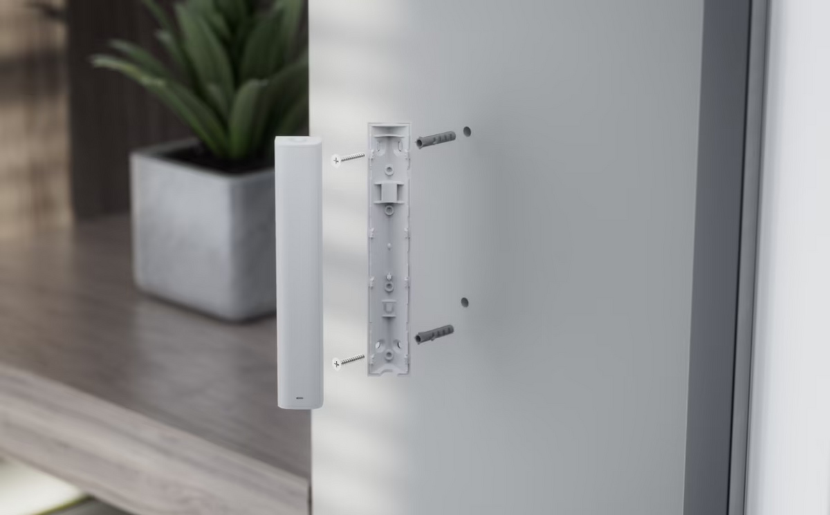 UniFi Glass Break Sensor USL-GlassBreak with mounting plate, screws and wall plugs shown separately